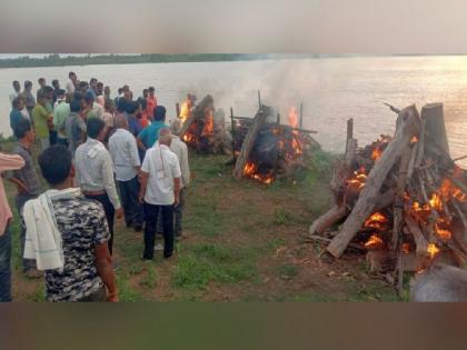 The entire village mourned the mass funeral of the children who drowned in river | ‘त्या’ मुलांच्या सामूहिक अंत्यविधीला संपूर्ण गाव खिन्न मनाने एकवटले