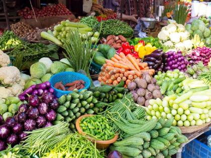 Hit by heavy rains; Vegetable prices doubled in Pitrupaksa, coriander also became expensive | अतिवृष्टीचा फटका; पितृपक्षात भाजीपाल्याचे दर झाले दुप्पट, कोथींबीरही महागले