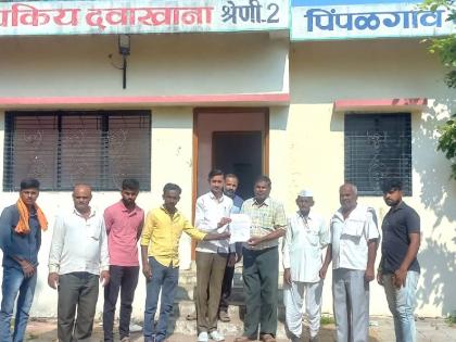 The clinic has been running without a doctor for a yeaR in jalgaon | वर्षभरापासून डॉक्टरविनाच चालतो दवाखाना; पिंपळगाव काळे येथील पूशवैद्यकीय दवाखान्यात डाॅक्टरांची पदे रिक्त