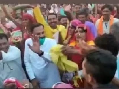 MLA manohar chandrikapure throbbed on the dandar dance | अन् आमदारही थिरकले दंडार नृत्यावर