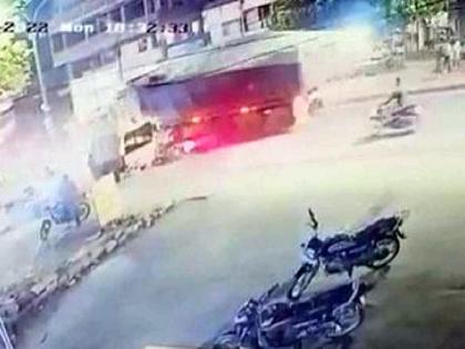 17 year old student killed after being crushed under a truck, incident captured on CCTV | ओव्हरटेक करणे जीवावर बेतले, ट्रकखाली चिरडून दुचाकीस्वार ठार; घटना सीसीटीव्हीत कैद