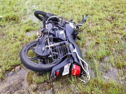 The attempt to carry the bike through the flood water cost the lives of two; both washed away with bike | पुराच्या पाण्यात दुचाकी घालणे पडले महागात, वाहनासह दोघे गेले वाहून