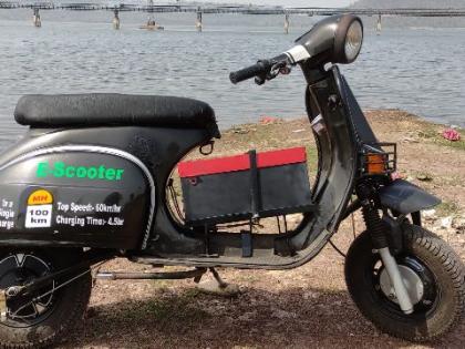 youth from Gadchandur turns a scooter into electric scooter from | गडचांदूरच्या रॅन्चोने बनविली इलेक्ट्रिक स्कूटर, ३० रुपयात १०० किमी पार