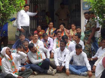 MLA Pratibha Dhanorkar locked the officers in the office at chandrapur | अन् आमदार धानोरकरांनी अधिकाऱ्यांना कार्यालयात डांबून ठोकले कुलूप