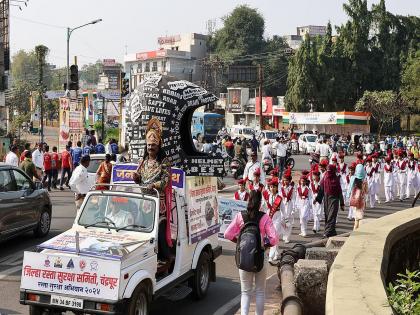 The message of 'Road Safety-Jivan Raksha' from the Road Safety Mission Rally; Collector showed green flag | रस्ता सुरक्षा अभियान रॅलीतून ‘रस्ते सुरक्षा-जीवन रक्षा’चा संदेश; जिल्हाधिकाऱ्यांकडून ग्रीन सिग्नल