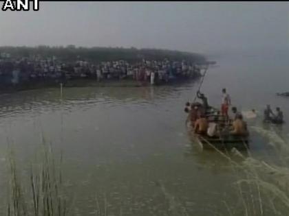 17 people lost their lives in Yamuna river in Baghpat, 24 in the boat and more than 24 passengers | उत्तर प्रदेशमध्ये यमुना नदीत बोट उलटून 19 जणांचा मृत्यू, बोटीमध्ये होते 60 प्रवासी