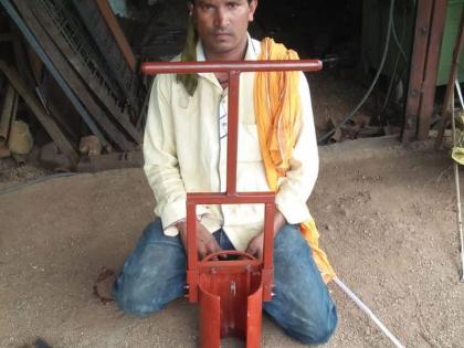 Farmer invent a machine to fill the blanck spot in field | खाडे भरण्यासाठी शेतकऱ्याचा जुगाड!