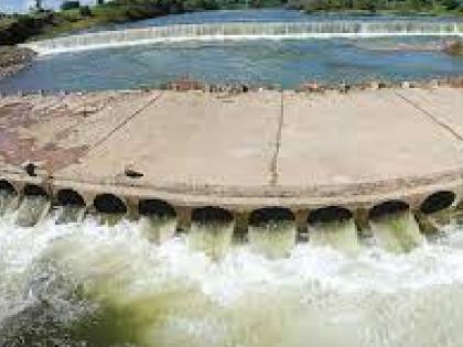 Dam on Yerla river collapsed in Khatav taluka, Expenditure of increased fund made three times | येरळा नदीवरील पाऊण कोटींचा बंधारा अवघ्या दोन दिवसांत कोसळला, तीन वेळा वाढीव निधी खर्च