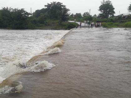 Yerla, Nandani river floods in Sangli; Many bridges under water | सांगली: येरळा, नांदणी नदीला पूर; अनेक पूल पाण्याखाली, वाहतूक बंद