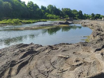 Sand smuggling from Yerla vessel at Wangi in Sangli, officials turn a blind eye | सांगलीतील वांगी येथे येरळा पात्रातून वाळू तस्करी, अधिकाऱ्यांचे लक्ष कधी जाणार?