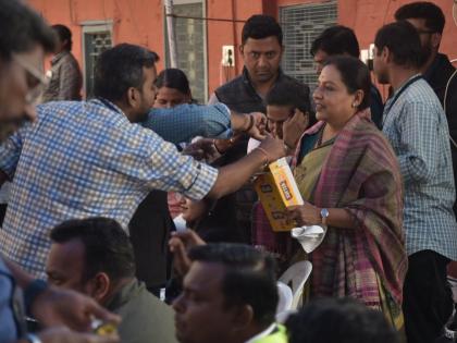 congress mla Yashomati Thakur felt distribute chocolate | अधिवेशन कडू झाले तरी तुम्ही तोंड गोड करा; यशोमती ठाकूर यांनी वाटले चॉकलेट