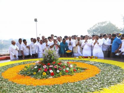 One gets energy after bowing at Yashwantrao Chavan memorial says Ajit Pawar | यशवंतरावांच्या स्मृतिस्थळी नतमस्तक झाल्यावर ऊर्जा मिळते - अजित पवार 