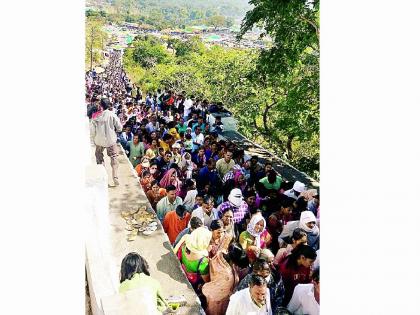 Record break crowd at Vidarbha's famous Bahiram Yatra; 80 thousand coconuts burst | विदर्भातील प्रसिद्ध बहिरम यात्रेत रेकॉर्ड ब्रेक गर्दी; विक्रम मोडले, ८० हजारांवर नारळ फुटले