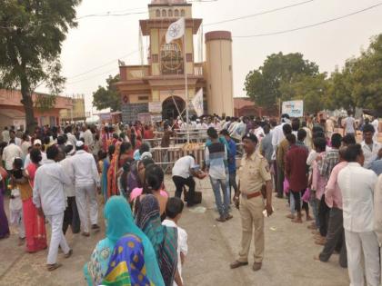 Launch of Sarangkheda Yatra: Rally for the vow to pay, Range throughout the day for Datta Pradhan's darshan | सारंगखेडा यात्रेला प्रारंभ : नवस फेडण्यासाठी गर्दी, दत्तप्रभूंच्या दर्शनासाठी दिवसभर रांगा