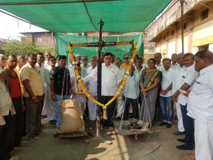 Launch of grain procurement center at Yaval in Farmer's team | यावल येथे शेतकरी संघात हमी भावात धान्य खरेदी केंद्राचा शुभारंभ