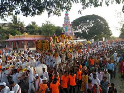 Sant Tukaram Maharaj Palkhi Sohla in Yavat Welcome with shower of flowers | Ashadhi Wari: संत तुकाराम महाराज पालखी सोहळा यवत मुक्कामी; फुलांचा वर्षाव करीत स्वागत