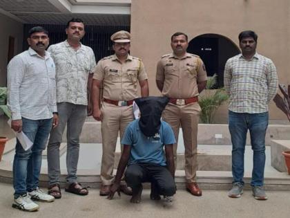 Youth arrested for desecrating Chhatrapati Shivaji Maharaj's statue | छत्रपती शिवाजी महाराजांच्या पुतळ्याची विटंबना करणाऱ्या तरुणाला अटक Youth arrested for desecrating Chhatrapati Shivaji Maharaj's statue | छत्रपती शिवाजी महाराजांच्या पुतळ्याची विटंबना करणाऱ्या तरुणाला अटक