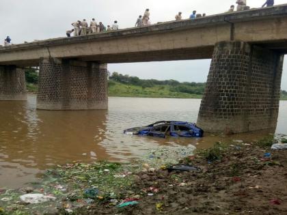 In Yavatmal, the car collapsed in Penganga river and killed three people | यवतमाळमध्ये कार पैनगंगा नदीत कोसळून तीन जणांचा मृत्यू In Yavatmal, the car collapsed in Penganga river and killed three people | यवतमाळमध्ये कार पैनगंगा नदीत कोसळून तीन जणांचा मृत्यू