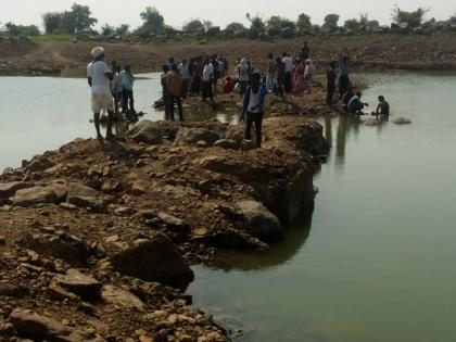 The woman died due to drowning in a man-made pond | मानवनिर्मित तलावात बुडून महिलेचा मृत्यू, मुलगी थोडक्यात बचावली