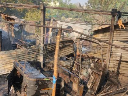 Cylinder explosion in Yavatmal, three houses burnt down, incident on Wednesday afternoon | सिलिंडरचा स्फोट, तीन घरे जळून खाक, यवतमाळात बुधवारी दुपारची घटना