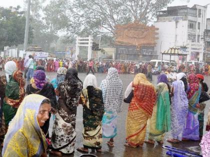 Jail Bharo movement in Yavatmal; Two-hour traffic jam | यवतमाळमध्ये अंगणवाडी कर्मचाऱ्यांचं भरपावसात जेलभरो आंदोलन; दोन तास वाहतूक ठप्प