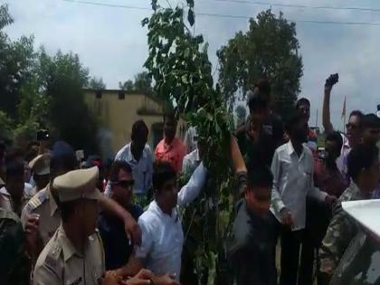 Cottonseed trees thrown by angry farmers on the convoy of Agriculture Minister Pandurang Phundkar | यवतमाळ : कृषिमंत्री पांडुरंग फुंडकर यांच्यावर किटकनाशक फवारण्याचा प्रयत्न करणा-यांना अटक Cottonseed trees thrown by angry farmers on the convoy of Agriculture Minister Pandurang Phundkar | यवतमाळ : कृषिमंत्री पांडुरंग फुंडकर यांच्यावर किटकनाशक फवारण्याचा प्रयत्न करणा-यांना अटक