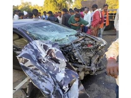 The ambush happened at the turn; Young woman killed in accident, car crushed | वळणावरच झाला घात, अपघातात युवती ठार; कारचा चुराडा