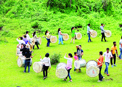 salasalatayaa-taraunaaicaa-dhaola-bajanae-lagaa | सळसळत्या तरुणाईचा ‘ढोल बजने लगा !’