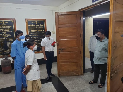 Minister of State for Health Yadravkar pays a surprise visit to Kovid Care Center | आरोग्य राज्यमंत्री यड्रावकर यांची कोविड केअर सेंटरला अचानक भेट