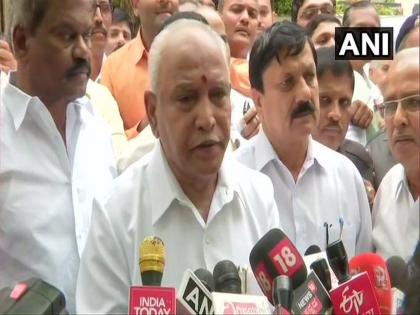 BJP leader BS Yeddyurappa arrives at Raj Bhavan, to stake claim to form government | येडियुरप्पांनी केला सरकार स्थापनेचा दावा, आज संध्याकाळी होणार शपथविधी