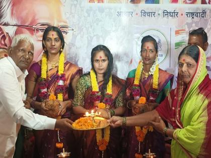 Unique step! The daughter-in-laws have goddess-like status, Yeelwad family performed Gauri Pujan for all three daughters-in-law | अनोखे पाऊल! सुनांना देवीसमान दर्जा, येईलवाड कुटुंबाकडून तिन्ही सुनांचे गौरी म्हणून पूजन