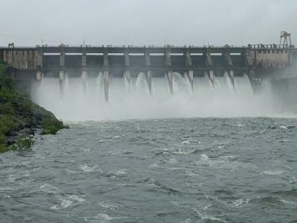 Parabhani: Yeldari dam overflows, all ten gates opened and discharge into the Purna river basin begins | Parabhani: येलदरी धरण तुडुंब भरले, सर्व दहा दरवाजे उघडून पूर्णा नदीपात्रात विसर्ग सुरू 