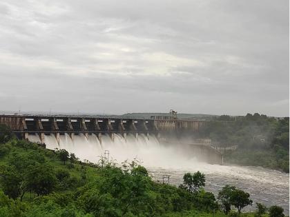 The 10 gates of Yeldari Dam reopened due to increased inflow | आवक वाढल्याने येलदरी धरणाचे 10 दरवाजे पुन्हा उघडले