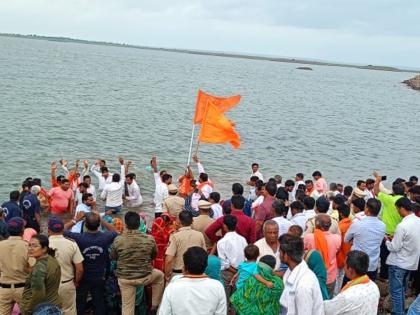 For Maratha reservation from OBC, youth protest in Yeldari Reservoir! | ओबीसीतून मराठा आरक्षणासाठी येलदरी जलाशयात जलसमाधी आंदोलन!