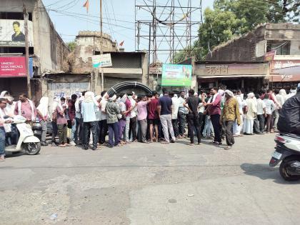 Neither shade nor water, selling seeds in summer; Queues of farmers at akola | ना सावली ना पाणी, उन्हातच बियाण्याची विक्री; शेतकऱ्यांच्या लागल्या रांगा