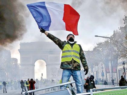 yellow vest movement in France, read why youth are angry! | फ्रान्समध्ये पिवळं जॅकेट घालून तरुण रस्त्यावर का उतरले आहेत? yellow vest movement in France, read why youth are angry! | फ्रान्समध्ये पिवळं जॅकेट घालून तरुण रस्त्यावर का उतरले आहेत?