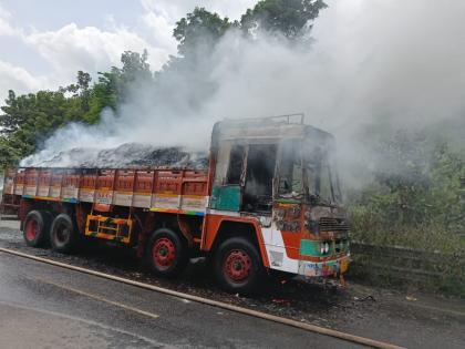 truck carrying matches catches fire incident near khatara village on national highway | माचिसचे गठ्ठे घेऊन जाणारा भरधाव ट्रक पेटला; राष्ट्रीय महामार्गावरील खातारा गावानजीकची घटना