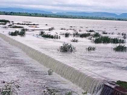 For the first time in the history of Khatav taluka, the lake filled in May; water from the effluent of Yerala lake | खटाव तालुक्याच्या इतिहासात पहिल्यादांच मे महिन्यात तलाव भरला; येरळा तलावाच्या सांडव्यावरून पाणी
