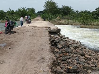 The road on the bridge in the riverbed of Yerala Dam has collapsed | Satara: येरळा धरणाच्या नदी पात्रातील पुलावरचा रस्ता खचला, वाहतूक बनली धोकादायक The road on the bridge in the riverbed of Yerala Dam has collapsed | Satara: येरळा धरणाच्या नदी पात्रातील पुलावरचा रस्ता खचला, वाहतूक बनली धोकादायक