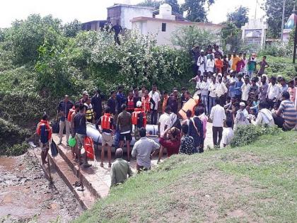 Rescuers began searching through the rescue team, both young men were transported across the river | नदीच्या पुरात दोघे तरुण वाहून गेले, रेस्क्यू पथकाद्वारे शोध सुरु