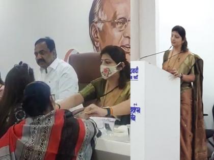 After Rupali Chakankar of NCP resigned from the post of women state president, women in the party started crying | 'ताई नको, राजीनामा नाही'; रुपाली चाकणकरांनी राजीनामा देताच महिलांना आलं रडू; भाषणही थांबवल!