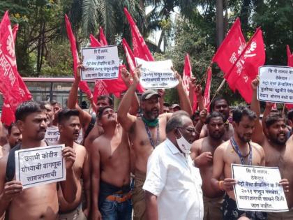 Half-naked agitation of contract workers at Thane Municipal Corporation headquarters | ठाणे महापालिका मुख्यालयावर कंत्राटी कामगारांचे अर्धनग्न आंदोल