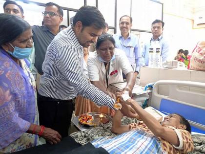 District Collector Saurabh Katiyar placed his hand on the head of mentally challenged Jaibunnisa and blessed her with a healthy and happy life | जिल्हाधिकारी म्हणाले, ताई, तू अजिबात काळजी करू नकोस! बांधले रक्षासूत्र