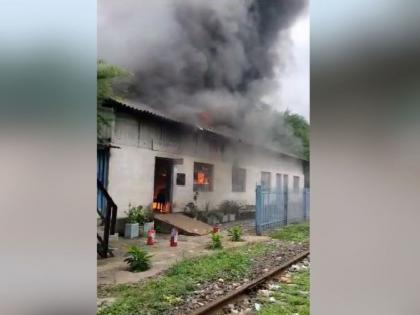 Fire broke out in the section engineer's office in the railway yard near platform number seven | फलाट क्रमांक सात जवळ रेल्वे यार्डमधिल सेक्शन इंजिनिअरच्या ऑफिसला आग