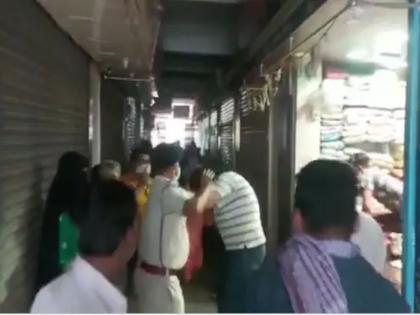 Viral : Wedding shopping was starting in lockdown police opened the shutters and beaten up | Viral : लॉकडाऊनमध्ये चोरून करत होते लग्नाची खरेदी; शटर उघडताच पोलिसांनी चोप चोप चोपलं, पाहा व्हिडीओ