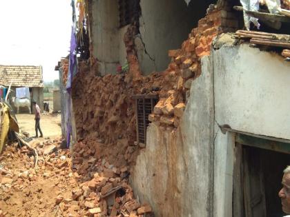 Three people were killed and one injured in the collapse of the wall of the house | घराची भिंत कोसळून बापलेकासह तिघे ठार, एक जखमी