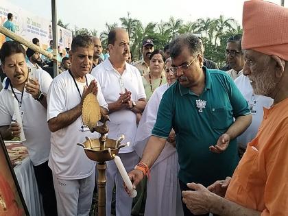 Yoga Day at Regency Grounds in Ulhasnagar | Ulhasnagar: उल्हासनगरातील रिजेन्सी मैदानात योगा दिवस