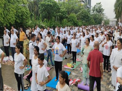 International Yoga Day celebrated at Antelia in Ulhasnagar, attended by hundreds of people | उल्हासनगरातील अंटेलिया येथे आंतरराष्ट्रीय योगा दिन साजरा, शेकडो जणांची उपस्थिती