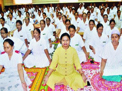 Running Mumbai also taught yoga lessons | धावत्या मुंबईनेही गिरवले योगाचे धडे