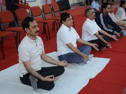 International Yoga Day 2019: Yoga Required to Keep Healthy - District Collector Jitendra Papalkar | International Yoga Day 2019 : आरोग्य निरोगी राखण्यासाठी योगा आवश्यक  - जिल्हाधिकारी जितेंद्र पापळकर